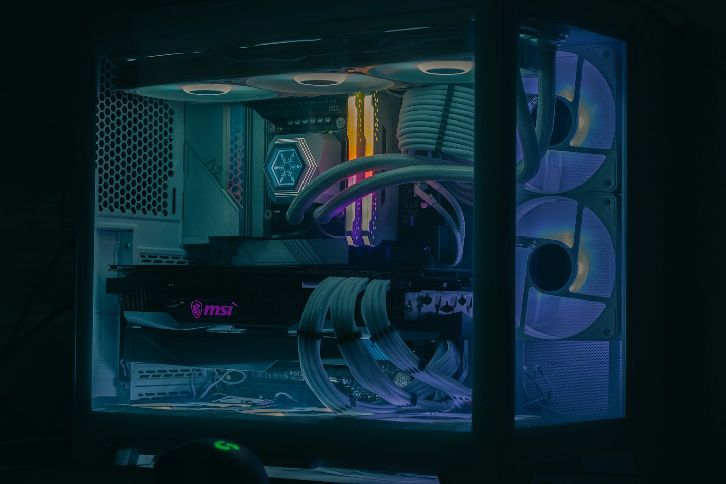 Mukautetun pelitietokoneen sisus sinisillä ja violetilla RGB-valoilla.